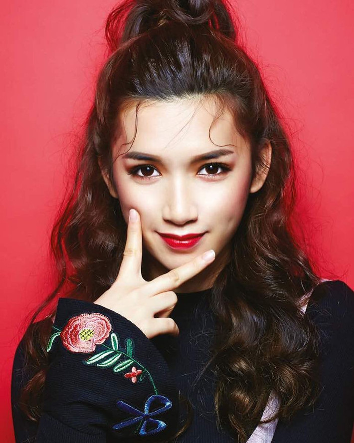 Từ gương mặt nhỏ, làn da trắng đến nụ cười rất hiền, Lovell dường như rất phù hợp với hình tượng "tình đầu" mà nhiều người theo đuổi.