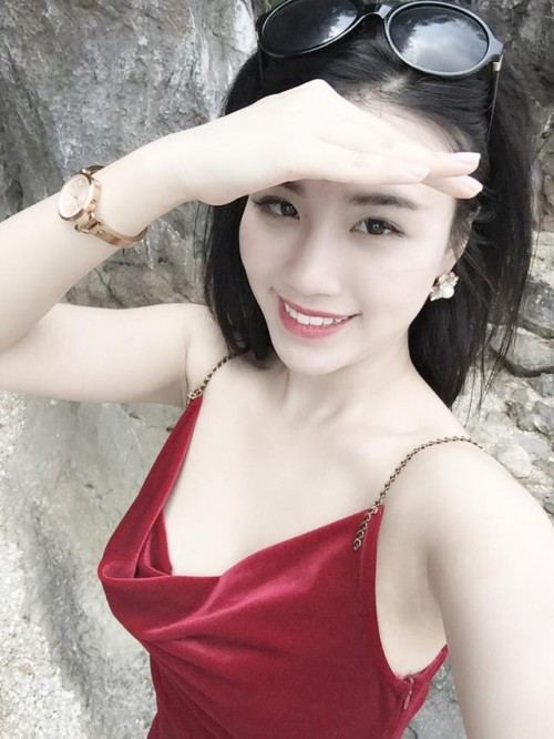 Những bức ảnh hở ngực táo bạo của Linh Miu đã làm nên thương hiệu của cô mặc dù đã phải nhận không ít gạch đá từ cộng đồng mạng.