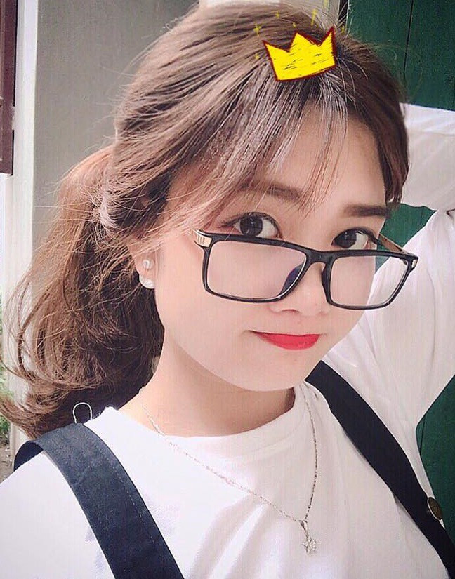 Còn nickname Hoàng Linh thì cho rằng: "Học Dược vào thực hành phải buộc tóc gọn gàng, móng tay sạch sẽ và cắt chứ không làm nail như kia đâu".