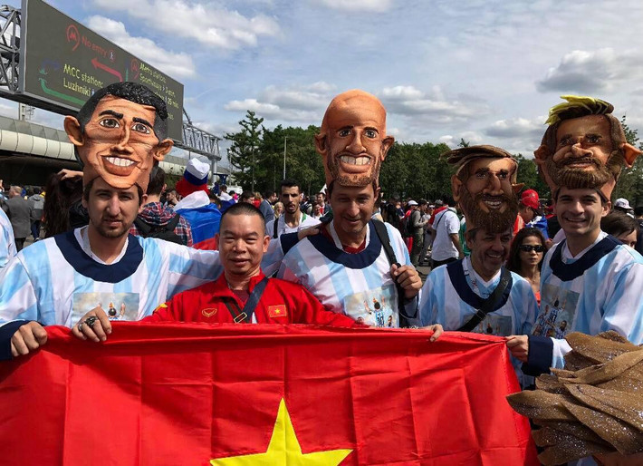 Lễ khai mạc World Cup 2018 đã chính thức diễn ra vào hồi 21h ngày 14/6 (theo giờ Việt Nam) và qua ống kính máy quay của các đài truyền hình Quốc tế, NHM Việt Nam thấy thấp thoáng lá Quốc kì Cờ đỏ sao vàng bay phất phới trên khán đài SVĐ Luzhniki.