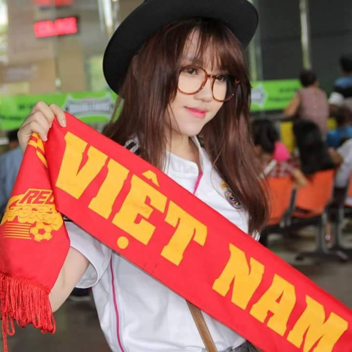 Hầu hết tất cả các dân mạng trong đó có nữ CĐV xinh đẹp Thùy Dung đều tự tin và tin vào một chiến thắng của thầy trò HLV Park Hang Seo để giành tấm vé đi thẳng vào trận chung kết.