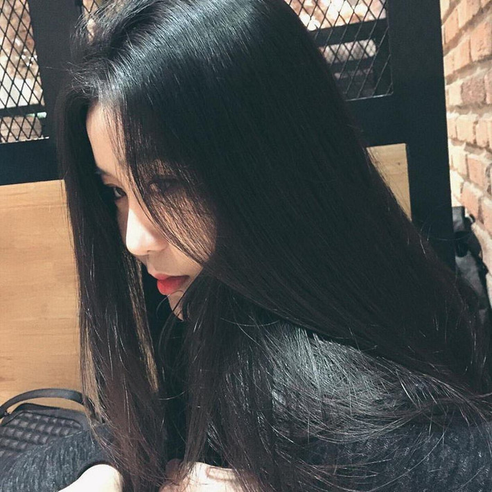 Dường như việc xuất hiện trên những trang báo Trung Quốc cũng không quá xa lạ với cô bạn 16 tuổi này bởi trước đây, Ngọc Trân từng được rất nhiều tờ báo của đất nước tỷ dân xuýt xoa khen ngợi khi xuất hiện nổi bật trong đám đông cổ động viên chờ đợi xem trận chung kết của đội tuyển U23 Việt Nam.