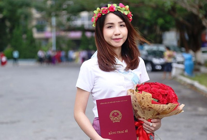 Cũng có một thực tế rằng, ở nước ta hiện nay có khá nhiều các trường hợp có bằng tốt nghiệp đại học, bằng thạc sĩ, bằng tiến sĩ nhưng vẫn thất nghiệp. Tốt hơn thì có thể đi làm một công việc "trái ngành, trái nghề" được đào tạo chính quy ra. Vậy nên câu hỏi, có một tấm bằng đẹp liệu có đủ đáp ứng cho bạn một vị trí làm việc tốt hay không vẫn còn là chủ đề được nhiều người đưa ra bàn luận.