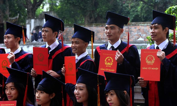 Trước hết phải biết mình đam mê cái gì, giỏi ở đâu, rồi kiên trì theo đuổi nó, nhưng cũng không được bỏ bê việc học tập. Vì học tập giúp chúng ta tích lũy những kiến thức nền tảng cần thiết để tiếp thu kiến thức, kinh nghiệm làm việc, đồng thời nó cũng là môi trường tốt để rèn luyện nhân cách con người.