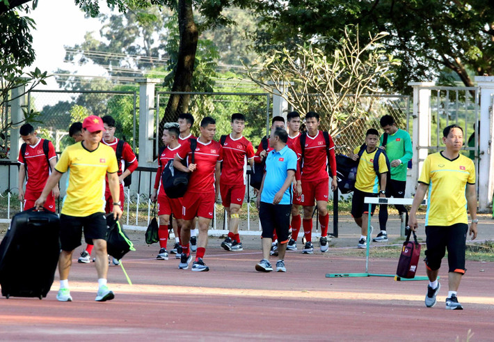 Sau buổi tập đầu tiên trên đất Lào để chuẩn bị trước AFF Cup 2018 khai màn, BHL cũng như các cầu thủ ĐT Việt Nam chê SVĐ Chao Anouvong tại thủ đô Vientiane quá cứng. Ảnh: Nhật Đoàn từ Vientiane