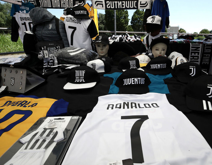Chuyển nhượng bóng đá từ Italia, Real Madrid đã chấp với các điều khoản để Cristiano Ronaldo ra đi, dự kiến hợp đồng siêu sao người Bồ với Juventus được công bố trong 48 giờ tới.