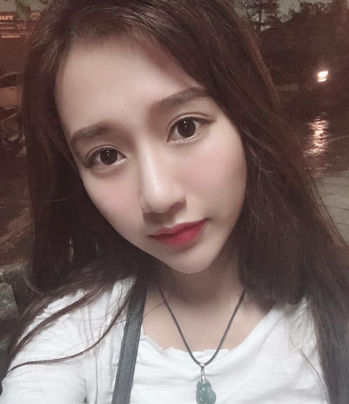 Sở hữu làn da trắng, gương mặt ưa nhìn với những đường nét khá tinh túy, Ngọc Trâm gây ấn tượng khá tốt và liên tục được ống kính của các phóng viên lia tới trong suốt thời gian diễn ra trận đấu.