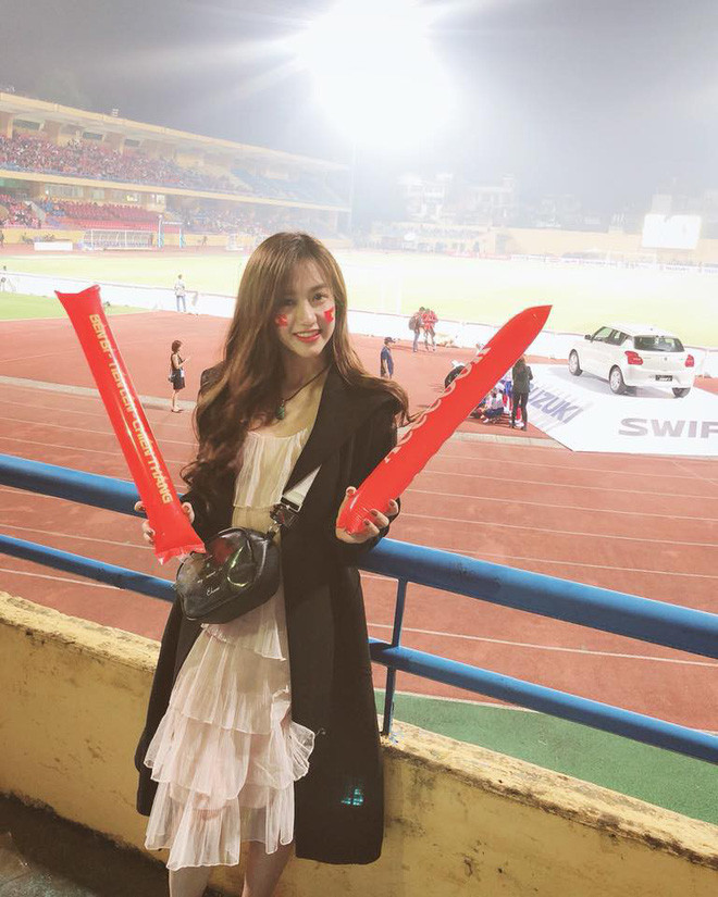 Trải qua 2 trận đấu trên sân nhà của ĐT Việt Nam tại AFF Cup 2018, rất nhiều bạn nữ xinh đẹp bỗng chốc nổi tiếng khi xuất hiện trên khán đài. Mới đây nhất là trường hợp của cô nàng có tên Phùng Ngọc Trâm khi vô tình lọt vào ống kính của phóng viên.