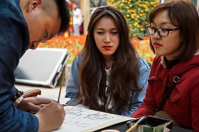 Trong ngày khai mạc, phố ông đồ còn nhiều ô trống nhưng đã có khá đông người đến tham quan, xin chữ. Hội chữ xuân mở cửa từ hôm nay đến 25/2, bắt đầu từ 8h đến 20h hàng ngày. Riêng các ngày mùng 1, 2, 3 Tết sẽ kéo dài đến 22h, đặc biệt đêm 30 tết sẽ mở đến 2h sáng mùng 1.