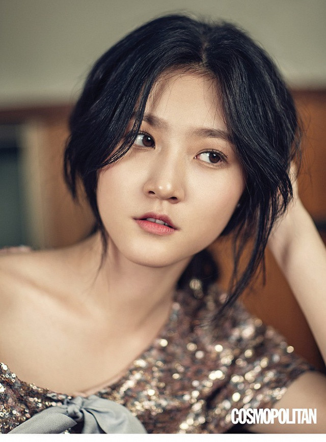 Ngoài là một diễn viên Kim Sae Ron còn từng xuất hiện với vai trò người mẫu ảnh cho các tạp chí thời trang đình đám như Cosmopolitan hay Bazaaz.