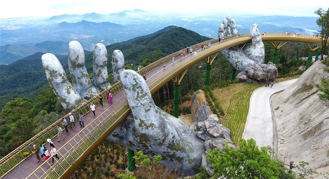 Đa phần nhiều dân mạng đều cho rằng người chủ bức ảnh chê Cầu Vàng tại Đà Nẵng quá đen khi đi vào những ngày đông khách để rồi quy chụp cho cây cầu hút khách này không giống quảng cáo và những gì dân mạng đã đăng tải về nó.