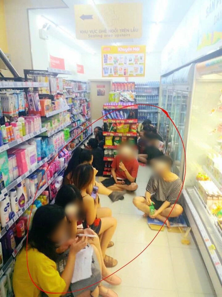 Hình ảnh các bạn trẻ ngồi la liệt ở các cửa hàng tiện ích khiến không gian quán trở nên trật trội và khiến người đi mua hàng khó khăn.