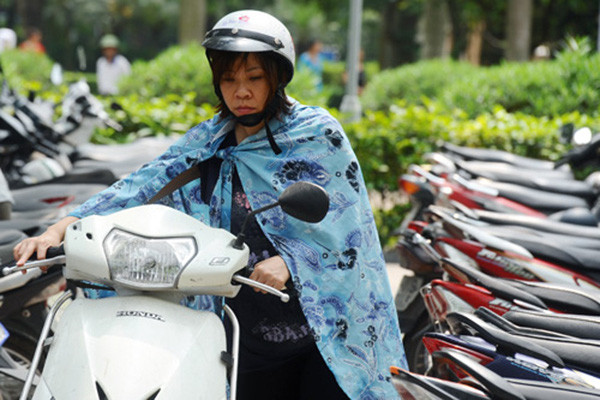 Ngụy trang kiểu áo choàng "công chúa" để bảo vệ làn da cho ngày hè nắng nóng.