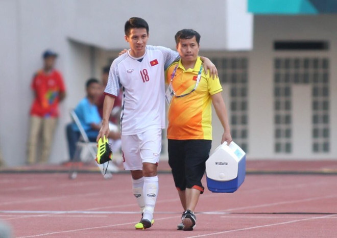 Hùng Dũng rời sân trên xe cứu thương sau trận đấu Olympic Việt Nam: Tiền vệ Đỗ Hùng Dũng được đưa tới bệnh viện bằng xe chuyên dụng sau khi dính chấn thương trong cuộc chạm trán với Olympic Nhật Bản.
