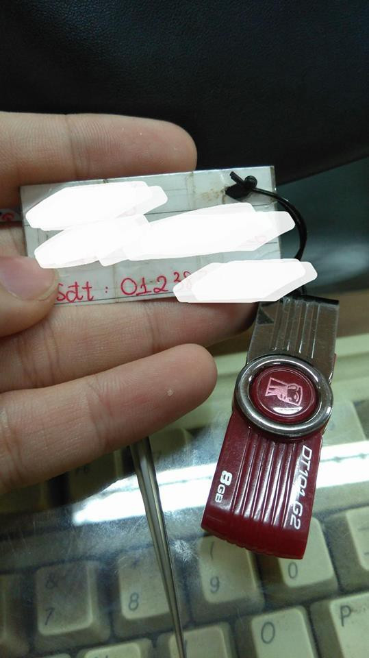Chiếc usb được móc cả chìa khóa nhưng không quên kèm theo những thông tin cá nhân.