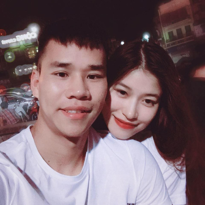 Bạn gái xinh đẹp của cầu thủ CLB Hà Nội - Đỗ Thị Vóc (24 tuổi), sinh ra và lớn lên tại Thái Bình, hiện là du học sinh ngành Quản trị Kinh doanh Quốc tế của trường Middlesex University, Anh Quốc. Tới nay, 9X đã xa nhà được 8 tháng, cũng là khoảng thời gian lâu nhất từ xưa tới nay.