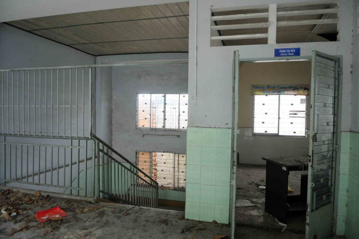 Bên ngoài hành lang tầng trên của trường.