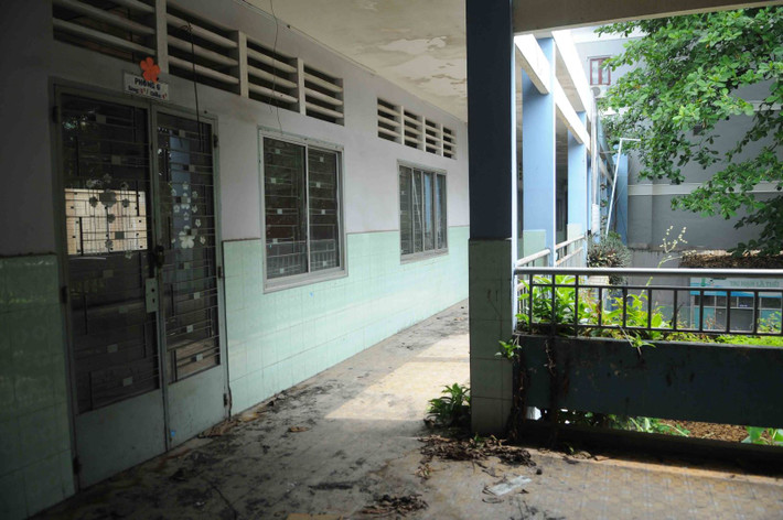 Bên trong các phòng học là cảnh hoang phế, u ám. Nhiều vật dụng phục vụ giảng dạy bị bỏ lại, nằm lăn lóc, bụi phủ thành lớp.