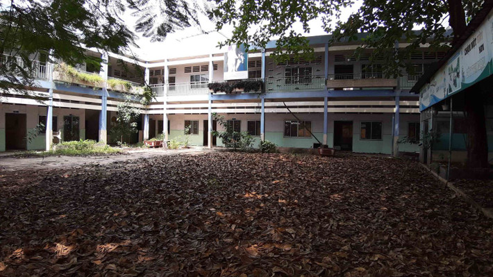 Một góc hoang vắng của trường học.