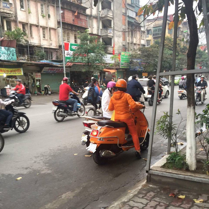 Việc bắt gặp những chị em có phong cách ra đường "ton sur ton" từ quần áo cho đến màu xe là điều khá thường xuyên. Tuy nhiên, phải đến gần đây một album về sự kì thú này mới được dân mạng sưu tầm và đăng tải rộng rãi trên mạng xã hội.
