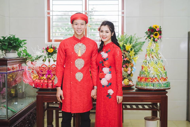 Đầu năm nay, trung vệ đội tuyển Việt Nam - Quế Ngọc Hải chính thức về chung một nhà với bạn gái Dương Thị Thùy Phương. Cuộc hôn nhân của đôi trai tài gái sắc được không ít người ngưỡng mộ.