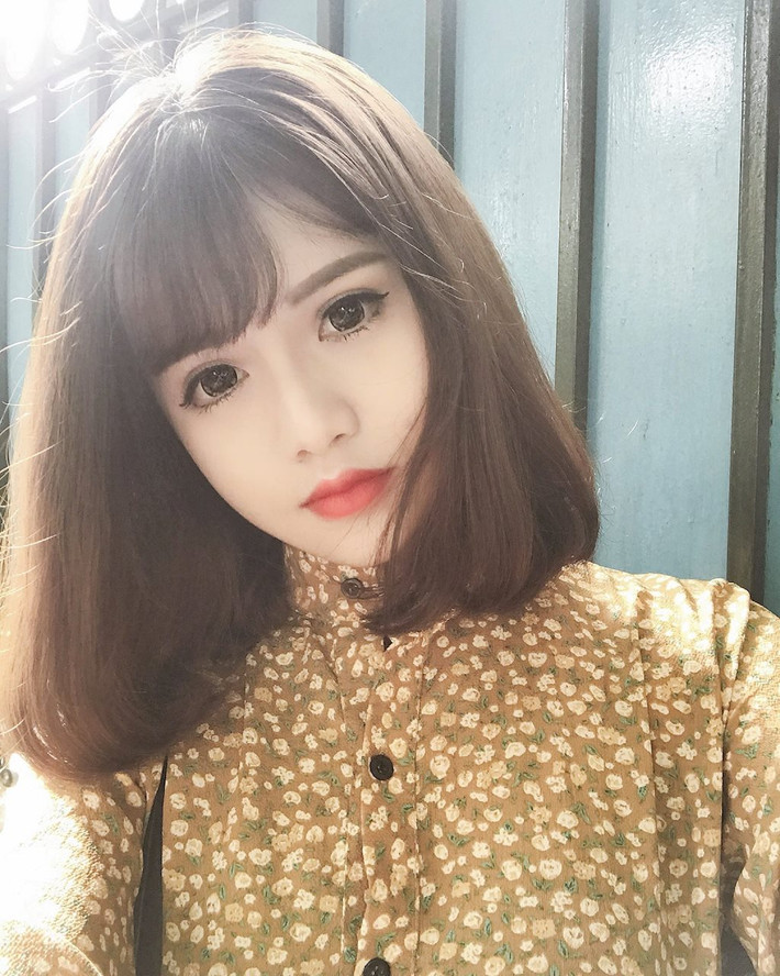 Dù đã có bạn trai, tuy nhiên ngoại hình quá nổi bật luôn khiến Khánh Huyền rơi vào tình huống "dở khóc dở cười" khi có quá nhiều vệ tinh vây quanh. Tuy nhiên, cô bạn này không hề tỏ ra khó chịu trước những tình cảm của các bạn yêu mến mình đồng thời cô luôn giữ cho mình một khoảng cách nhất định với các bạn.