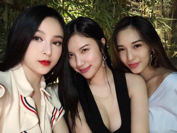 Trong nhóm bạn thân của Huyền Baby có hẳn 1 nhóm nhạc tên B.sily gồm Huyền Baby, Emily và Hạnh Sino. Riêng Hương Baby (bà xã của Tuấn Hưng) không khởi đầu bằng sự nghiệp ca hát nhưng lại có duyên trở thành bạn thân với 3 cô nàng còn lại.
