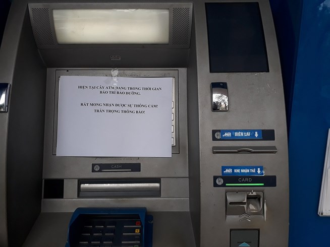Việc này khiến cho hàng ngàn người dân, nhất là các công nhân và lao động nghèo chật vật, khổ sở hơn khi Tết sắp về.