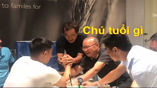 HLV Park thử sức trong bộ môn vật tay.