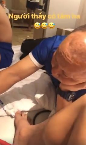 Dù là người thầy hét ra lửa trên sân cỏ với những bài luyện thể lực khắc nghiệt khiến nhiều cầu thủ bơ phờ vì cường độ tập cao, nhưng sau giờ đấu, HLV Park Hang-seo lại trở về với sự tận tâm, chăm sóc hết lòng cho các học trò.