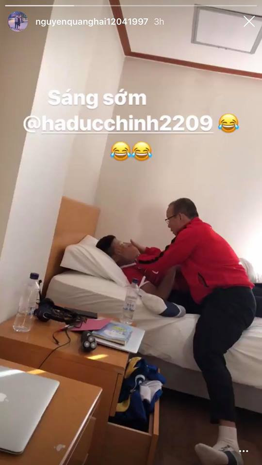 Để có được sự chuẩn bị tốt nhất cho giải đấu AFF Cup 2018, ĐTQG Việt Nam đã di chuyển sang Hàn Quốc để tập huấn. Tuy nhiên, những thông tin về tình hình của đội tuyển liên tục được NHM nước nhà cập nhật và mới đây nhất là những hình ảnh cực đáng yêu của HLV Park Hang-seo với các học trò con cưng của mình.
