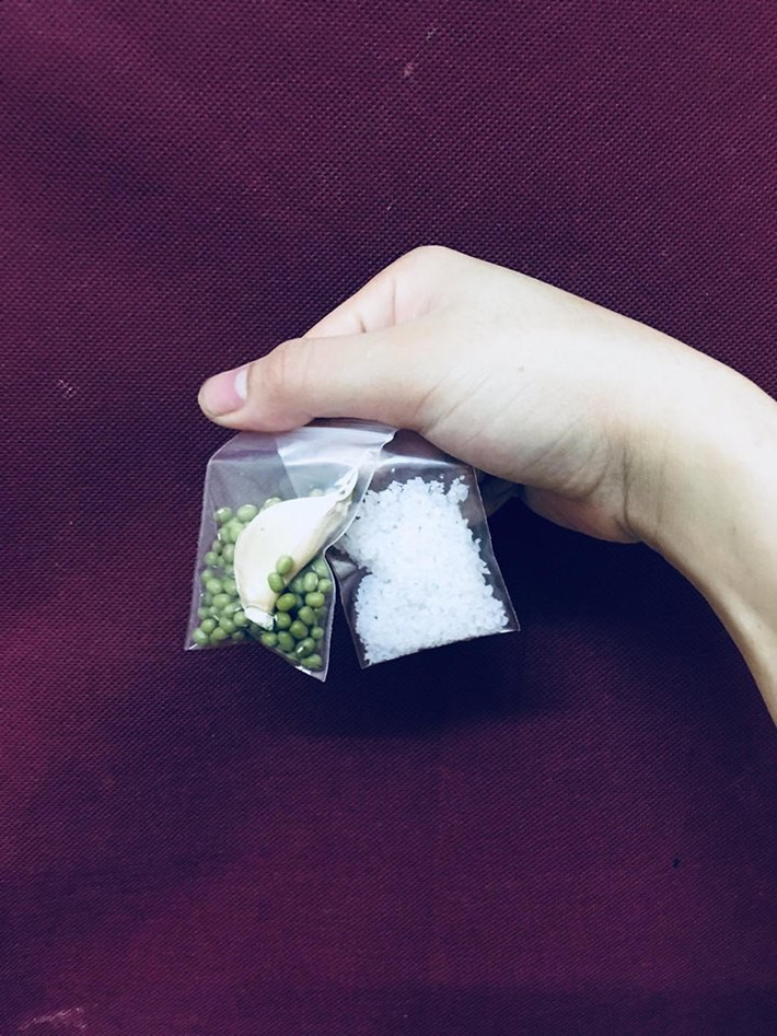 Muối và đỗ xanh là thứ mà nhiều bạn gái luôn mang trong túi xách mọi người và đặc biệt trong tháng cô hồn.