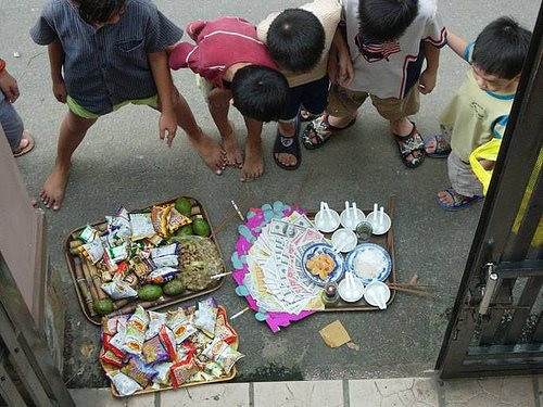 Còn với lũ trẻ, đặc biệt tại các tỉnh phía Nam thì chờ đợi các nhà cúng cô hồn rồi đi giật là điều mà chúng mong đợi vì nó khá vui nhộn.