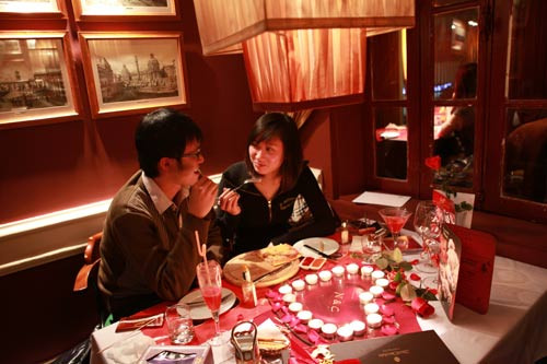 Không chỉ có các quán cafe, hiện tại ở Hà Nội có rất nhiều quán ăn lịch sự sẵn sàng phục vụ các cặp tình nhân những bữa tối lãng mạn dưới ánh nến khiến không gian trở nên lung linh.