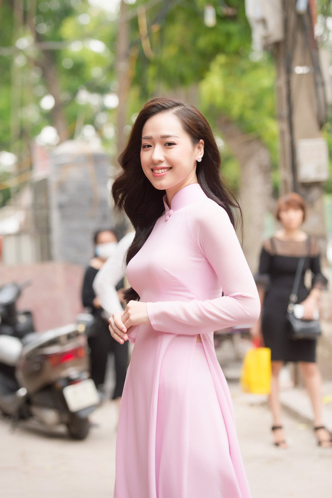 Dù chụp ở bất kỳ góc nào, Hà My đều toát lên vẻ đẹp dịu dàng, thu hút. Điểm nhấn đáng chú ý nhất trong nhan sắc của cô nàng chính là nụ cười rạng rỡ.