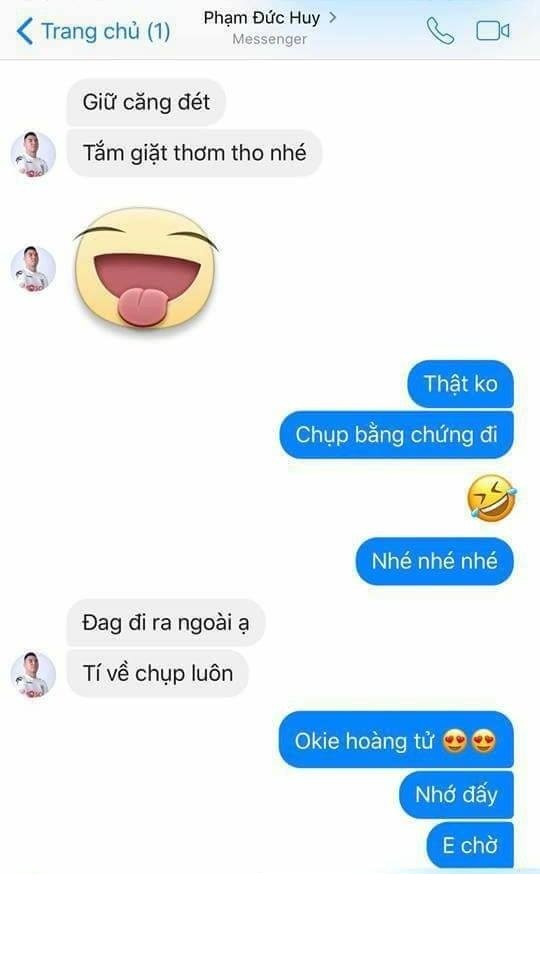 Tiền vệ của đội tuyển U23 Việt Nam - Phạm Đức Huy còn trò chuyện với fan khi người này tặng cho anh một chú gầu nhồi bông. Khi được fan hỏi có còn giữ quà hôm trước tặng không? Đức Huy nhí nhảnh trả lời " Giữ căng đét, tắm giặt thơm tho nhé".