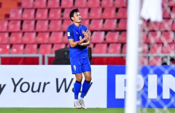 Điểm nhấn trong sự nghiệp của Adisak Kraisorn là ở AFF Suzuki Cup 2014, khi anh là sự lựa chọn duy nhất trên hàng công của ĐT Thái Lan – thời điểm Teerasil Dangda đang lưu lạc ở châu Âu.