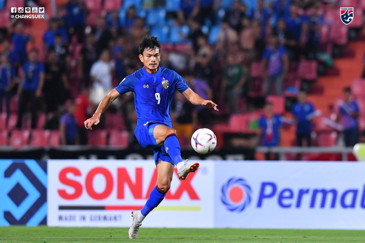 Khởi đầu với CLB Muangthong United, sau đó Adisak Kraisorn chuyển sang khoác áo nhiều CLB khác ở Thái Lan như: Buriram United, BEC Tero Sasana trước khi trở lại Muangthong United năm 2016.