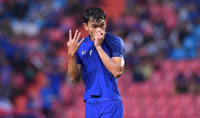 Adisak Kraisorn sinh ngày 1-2-1991 và đã tốt nghiệp cử nhân trường Đại học Thammasat và bắt đầu chơi bóng chuyên nghiệp vào năm 2009.