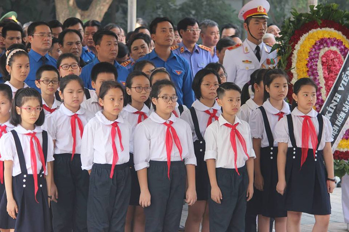 Các cháu học sinh xếp hàng vào viếng nguyên Tổng Bí thư Đỗ Mười.