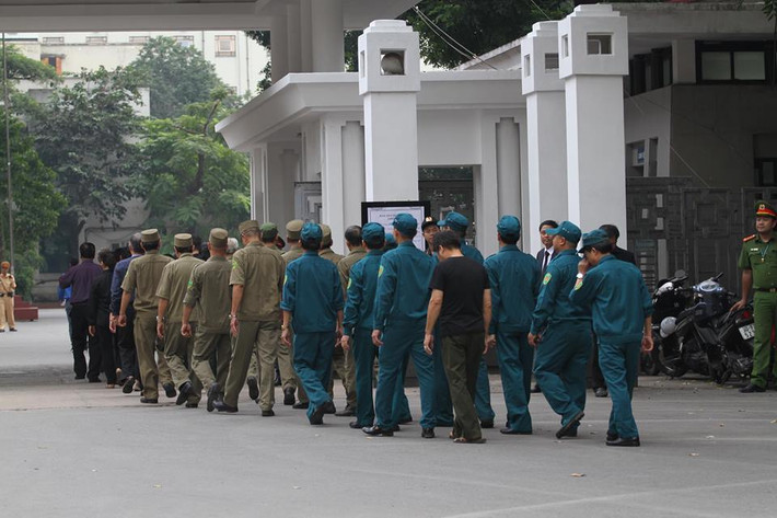 Các đơn vị dân phòng, công an xã phường trên địa bàn Hà Nội đến viếng.