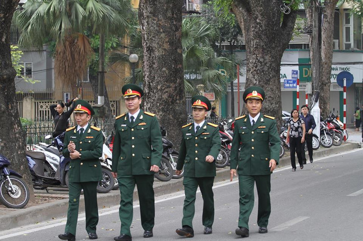 Các đơn vị quân đội trên địa bàn Thủ đô đến viếng.