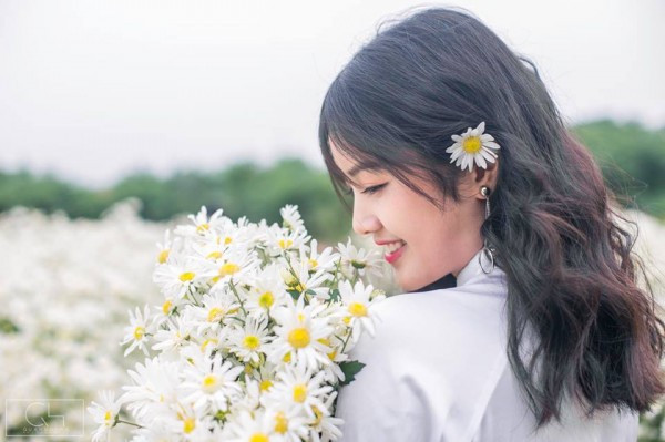 Cụ thể nickname Trần Kiều Vân có bình luận rằng: "Ôi yêu thế. Đúng nghĩa là nổi bật nhất đám đông. Nhìn cô nàng cứ toát ra vẻ dịu dàng khó tả và không lẫn với ai. Cần xin info gấp!".