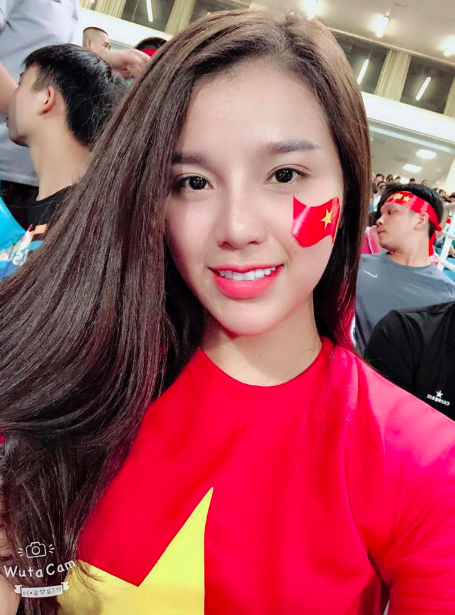 Cô bạn gái tin đồn của Bùi Tiến Dũng sở hữu ngoại hình khá xinh, gương mặt ưa nhìn và làn da trắng sáng, mịn màng.