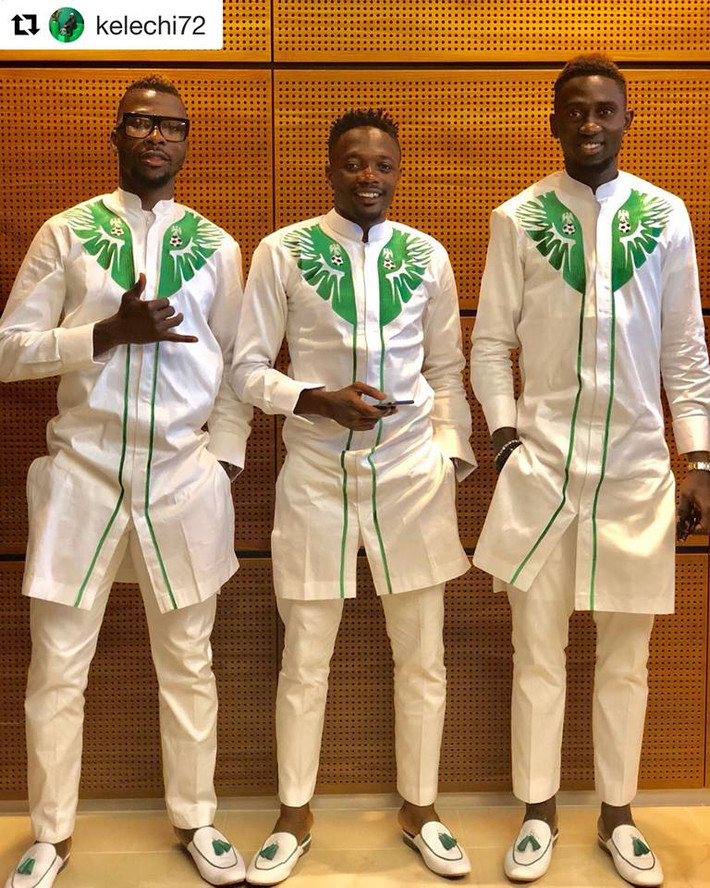 Điểm nhấn của trang phục di chuyển của các cầu thủ Nigeria đến World Cup lần này đó là chiếc cổ áo in hình cánh đại bàng xanh biểu tượng cho đội tuyển nước này.