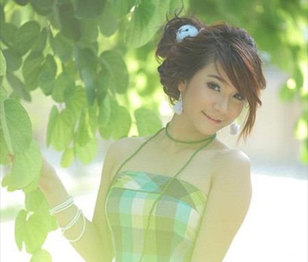 Tối qua (24/10), thông tin Miss Teen 2010 - Đoàn Dạ Ly đã trút hơi thở cuối cùng tại bệnh viện Thanh Nhàn, sau một thời gian dài chống chọi với căn bệnh ung thư buồng trứng và khiến không ít người phải bàng hoàng khi biết tin buồn này.