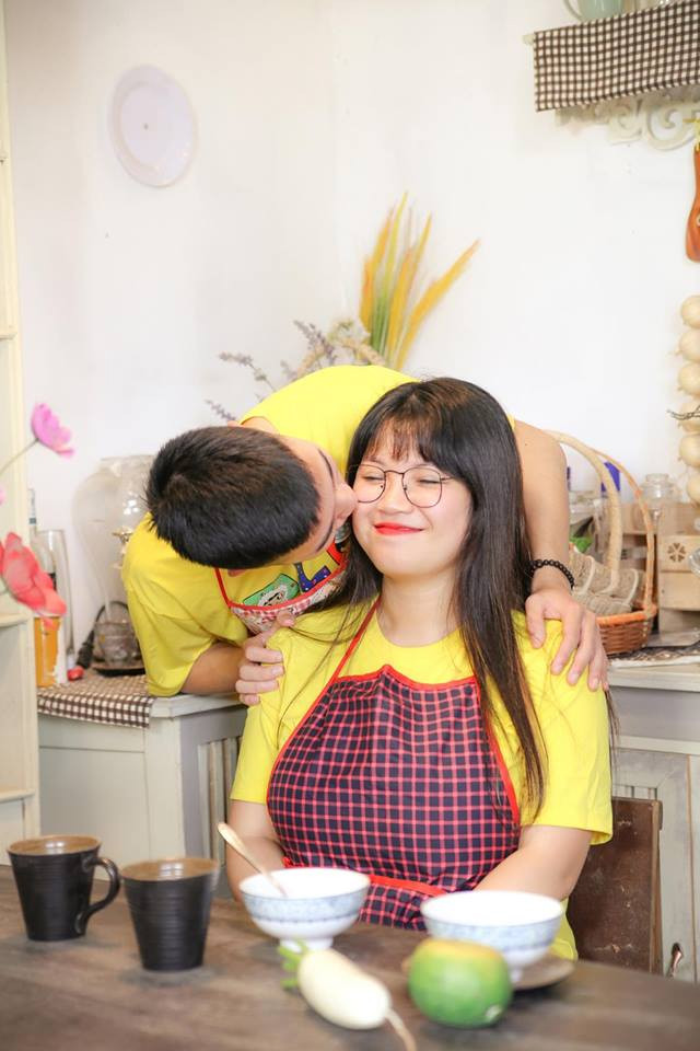 Còn lại một số dân mạng thì tỏ ra dễ tính hơn khi cho rằng việc khoe người yêu của cô nàng 18 tuổi này là điều khá bình thường nhưng cũng dành lời khen cho gương mặt điển trai của người yêu Thu Trang.