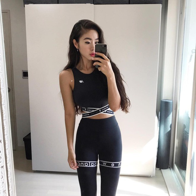 Có thể nói Hàn Quốc là một trong những đất nước có "kho tàng" gái xinh tầm cỡ thế giới và các netizen nước này khiến nhiều người phải ghen tị khi họ thường xuyên có cơ hội được chiêm ngưỡng con gái đẹp xuất sắc của quốc gia mình. Mới đây nhất là trường hợp của một thiếu nữ có nickname @gooniini khiến dân mạng phải thẫn thờ với màn lột xác.