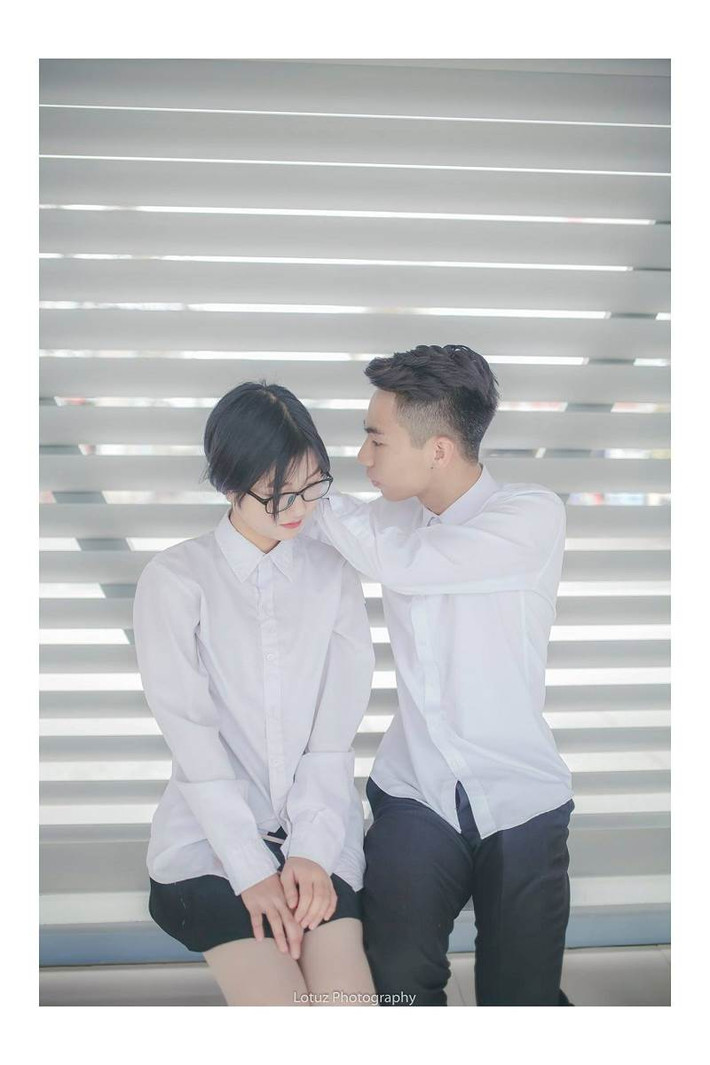 Chuyện tình yêu của Huyền Trang và Hà Chí khó tin đến mức chính cặp đôi cũng chẳng thể lý giải: "Ngày trước em ghét cậu ấy cực kì vì cậu ấy nói 1 câu làm em tự ái, xong cũng chả hiểu sao cái ghét nó thành cái yêu, thậm chí là yêu nhiều như vậy, em cũng không biết tại sao luôn" - cô nữ sinh 10X chia sẻ thêm.