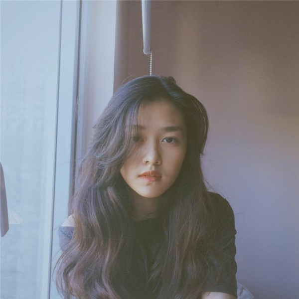 Theo dân mạng bình luận: "Khác với những hot girl 10X khác, Tường San chọn cho mình một phong cách rất khác, cô bạn này thích sự quyến rũ tự nhiên nhưng vẫn giữ được vẻ hồn nhiên đúng với lứa tuổi chứ không quá đĩnh đạc, già dặn".